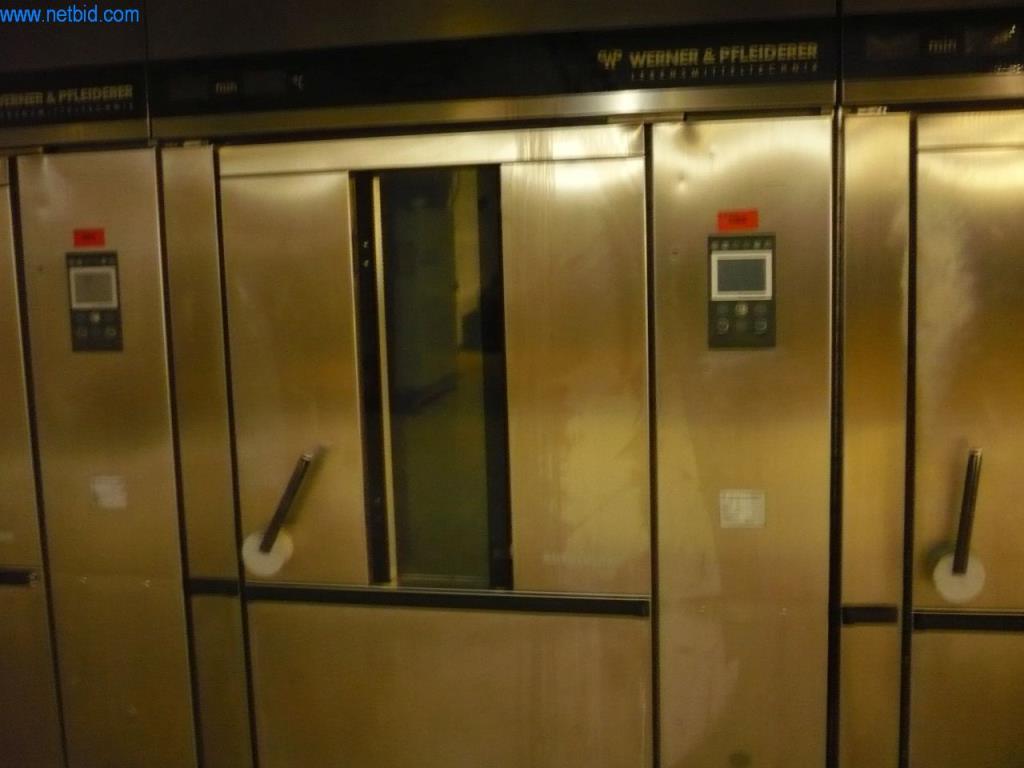 Pekařské stroje ve velké pekárně-1