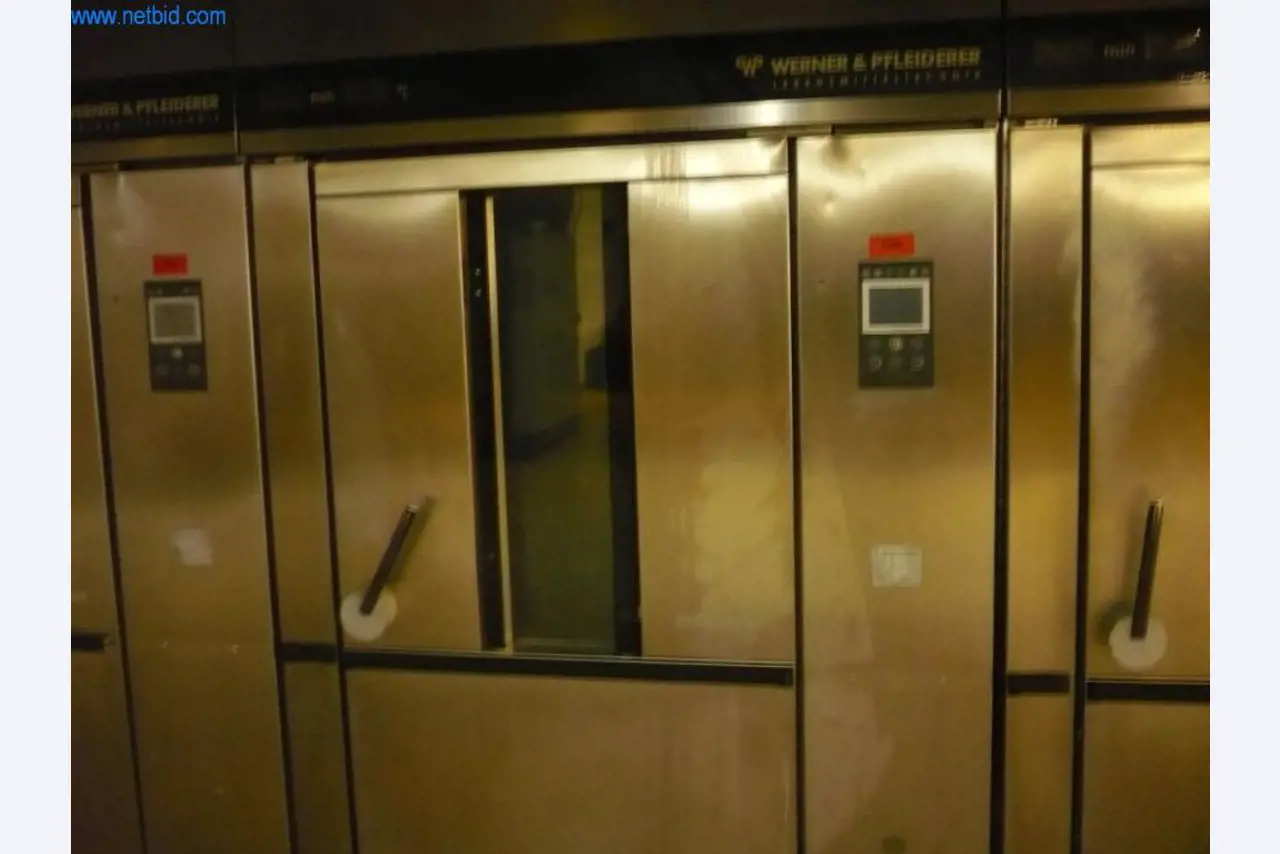 Máquinas de padaria numa grande padaria-1