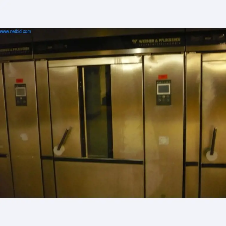 Máquinas de padaria numa grande padaria-1