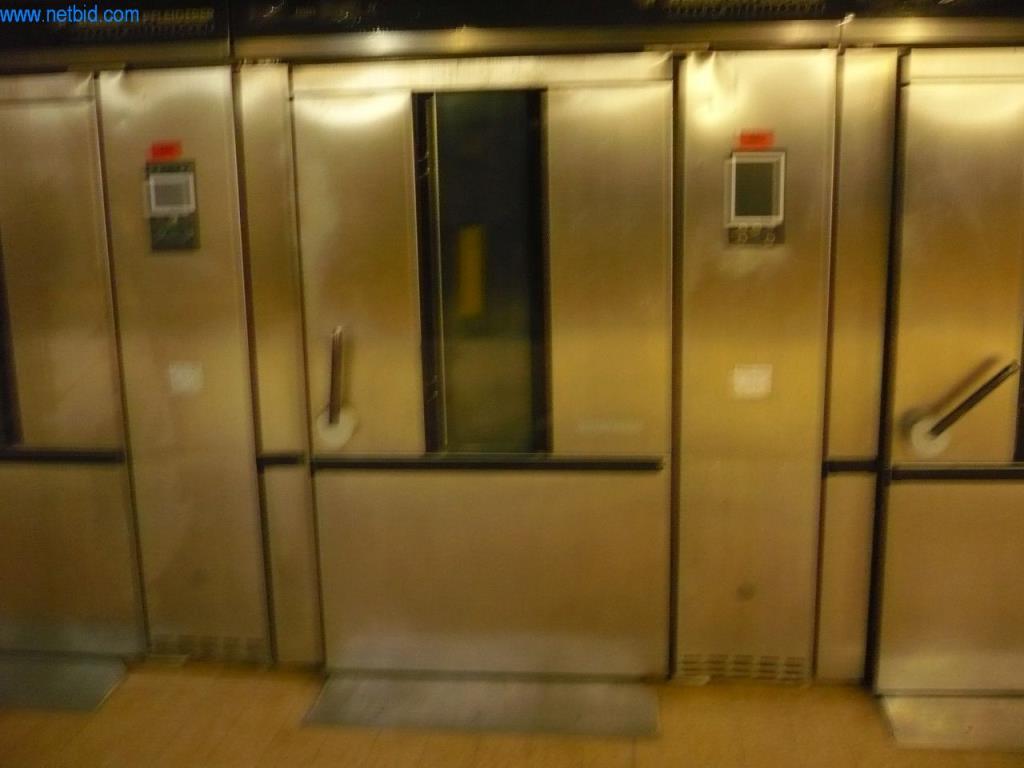 Pekařské stroje ve velké pekárně-1