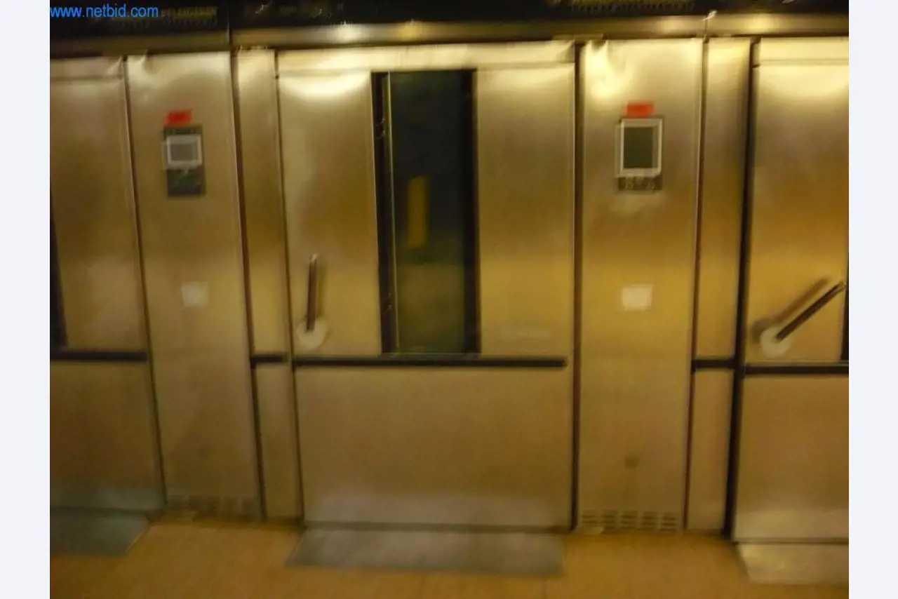 Máquinas de padaria numa grande padaria-1