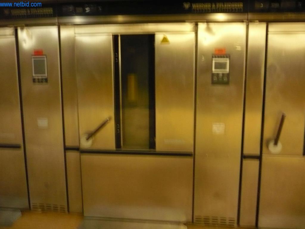 Pekařské stroje ve velké pekárně-1