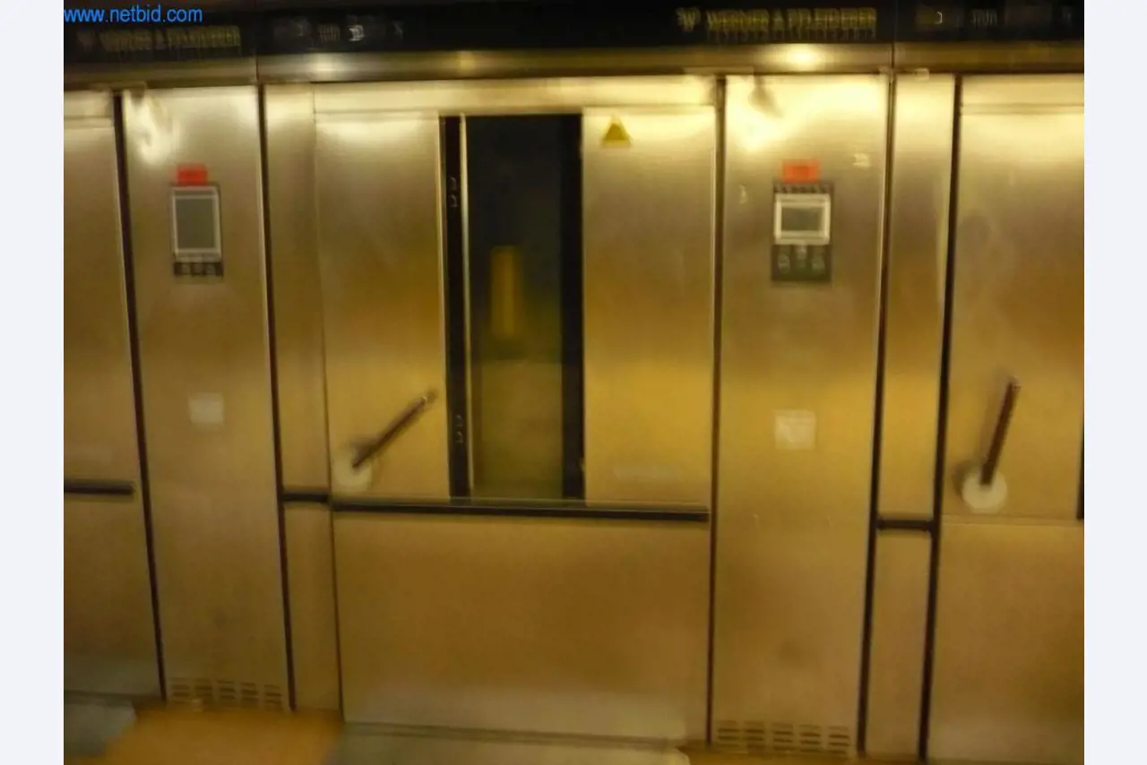 Máquinas de panadería en una gran panadería-1