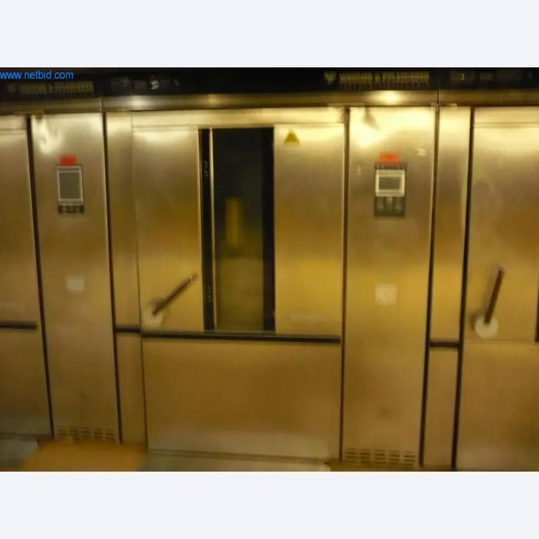 Máquinas de panadería en una gran panadería-1