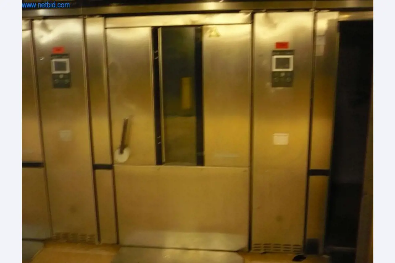 Máquinas de padaria numa grande padaria-1