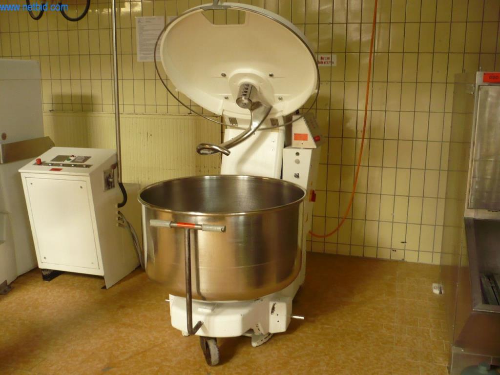 Pekařské stroje ve velké pekárně-1