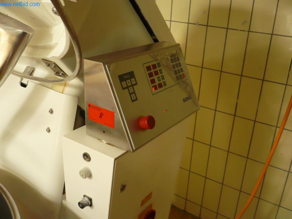 Pekařské stroje ve velké pekárně-2