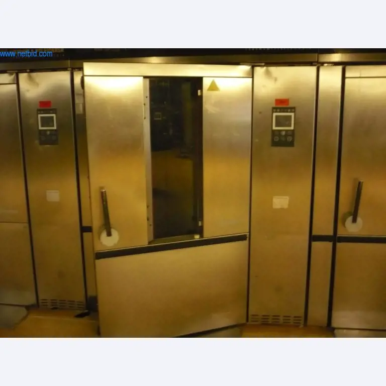 Máquinas de padaria numa grande padaria-1