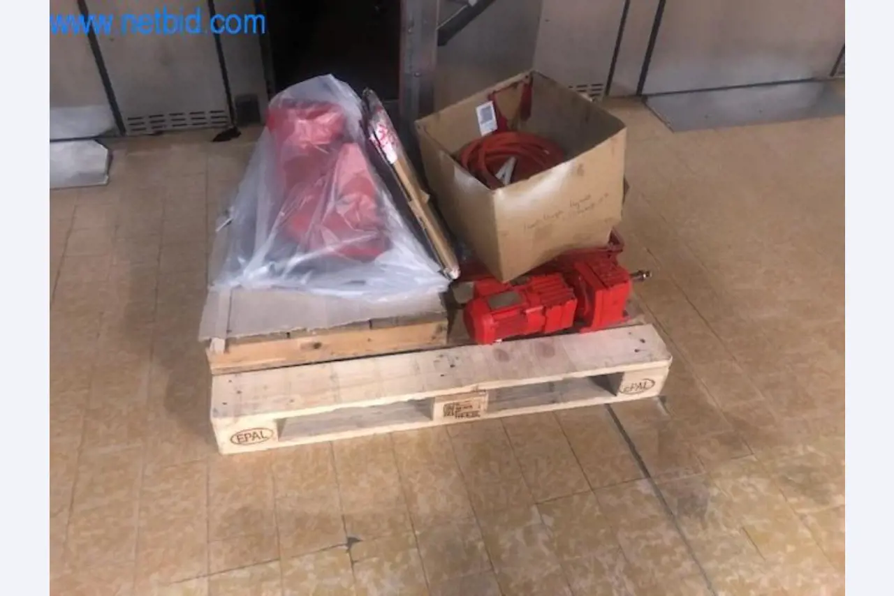 Máquinas de padaria numa grande padaria-2