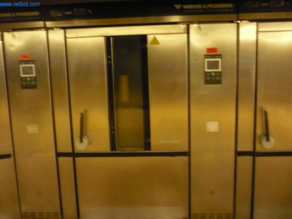 Pekařské stroje ve velké pekárně-1