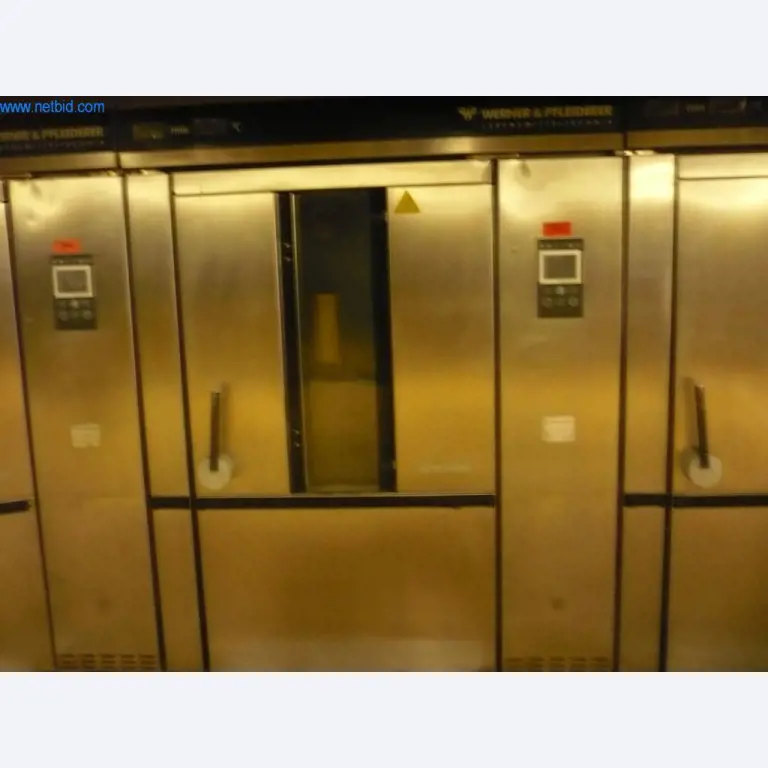 Máquinas de padaria numa grande padaria-1