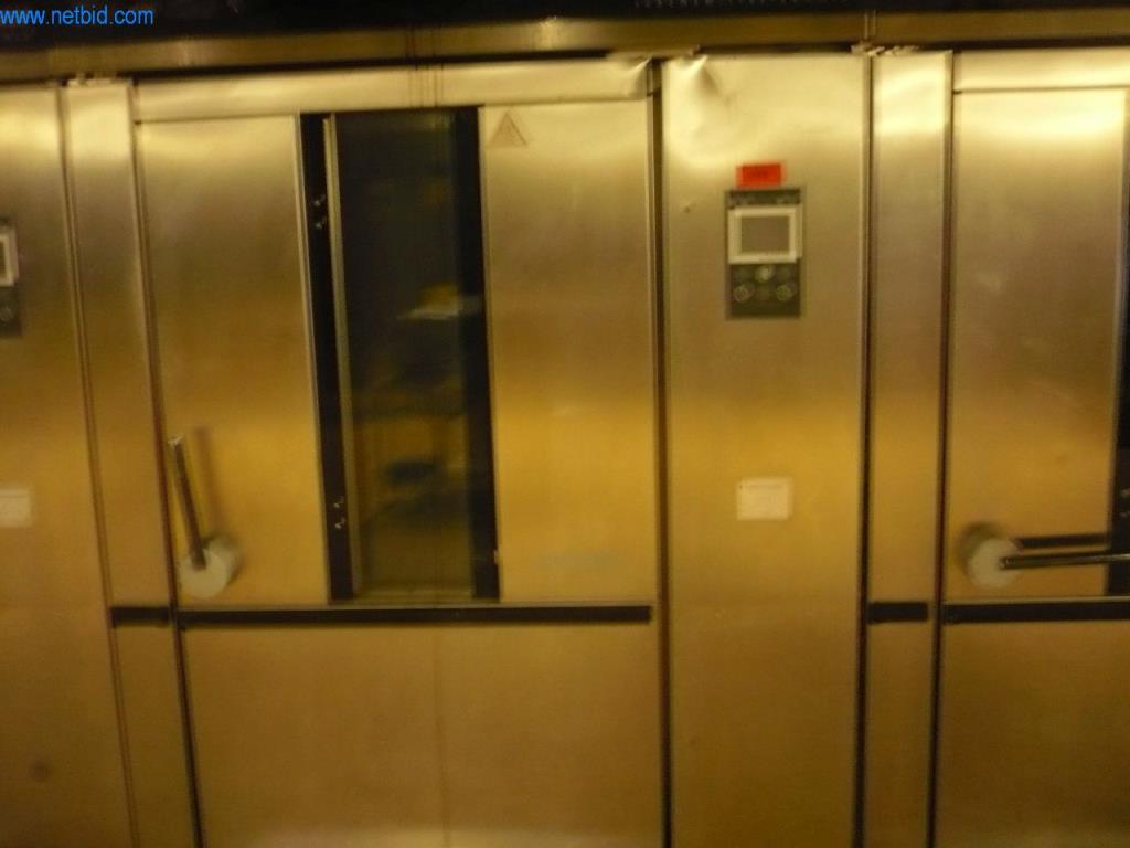 Pekařské stroje ve velké pekárně-1