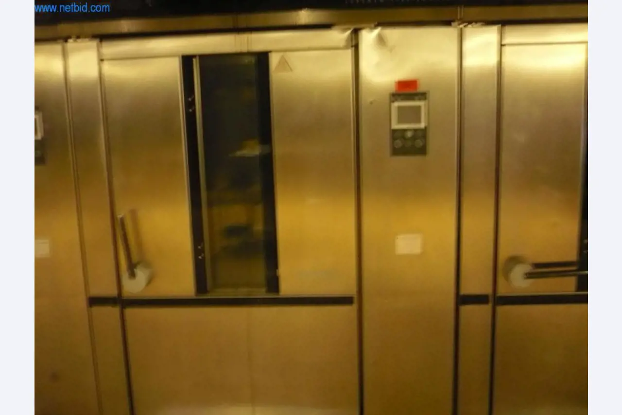 Máquinas de padaria numa grande padaria-1