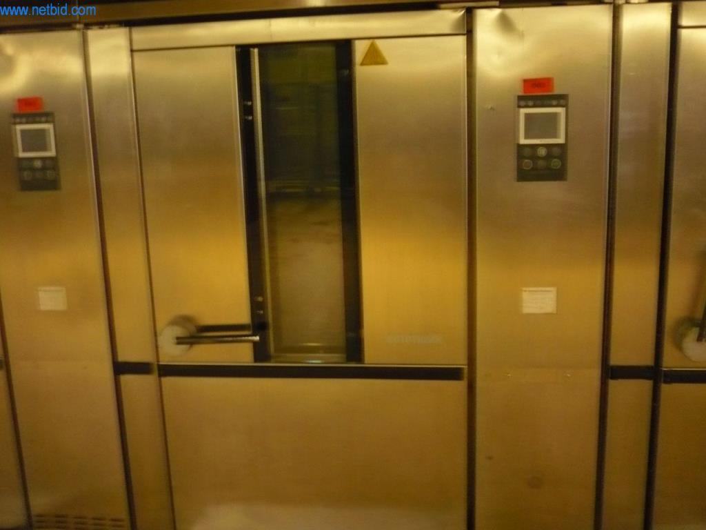 Pekařské stroje ve velké pekárně-1