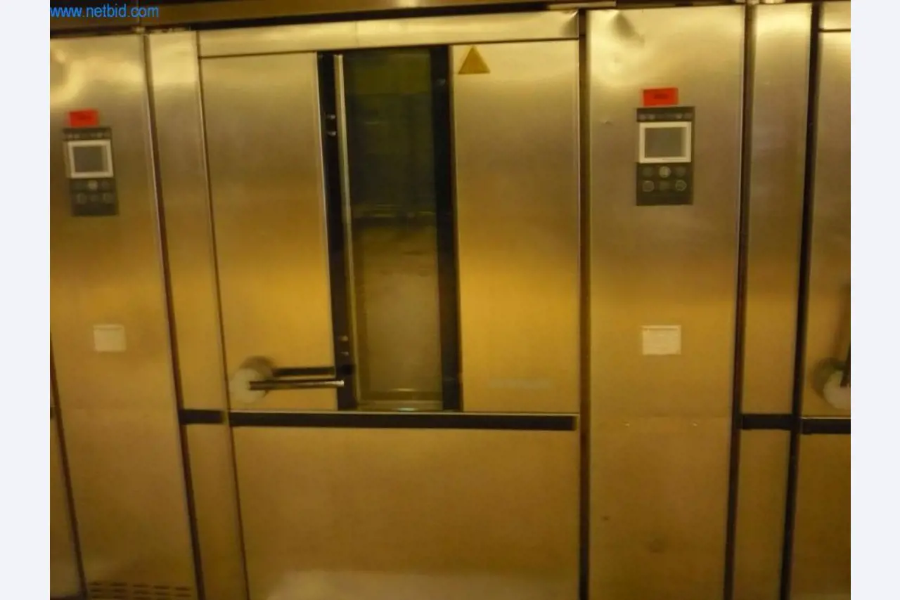 Máquinas de padaria numa grande padaria-1