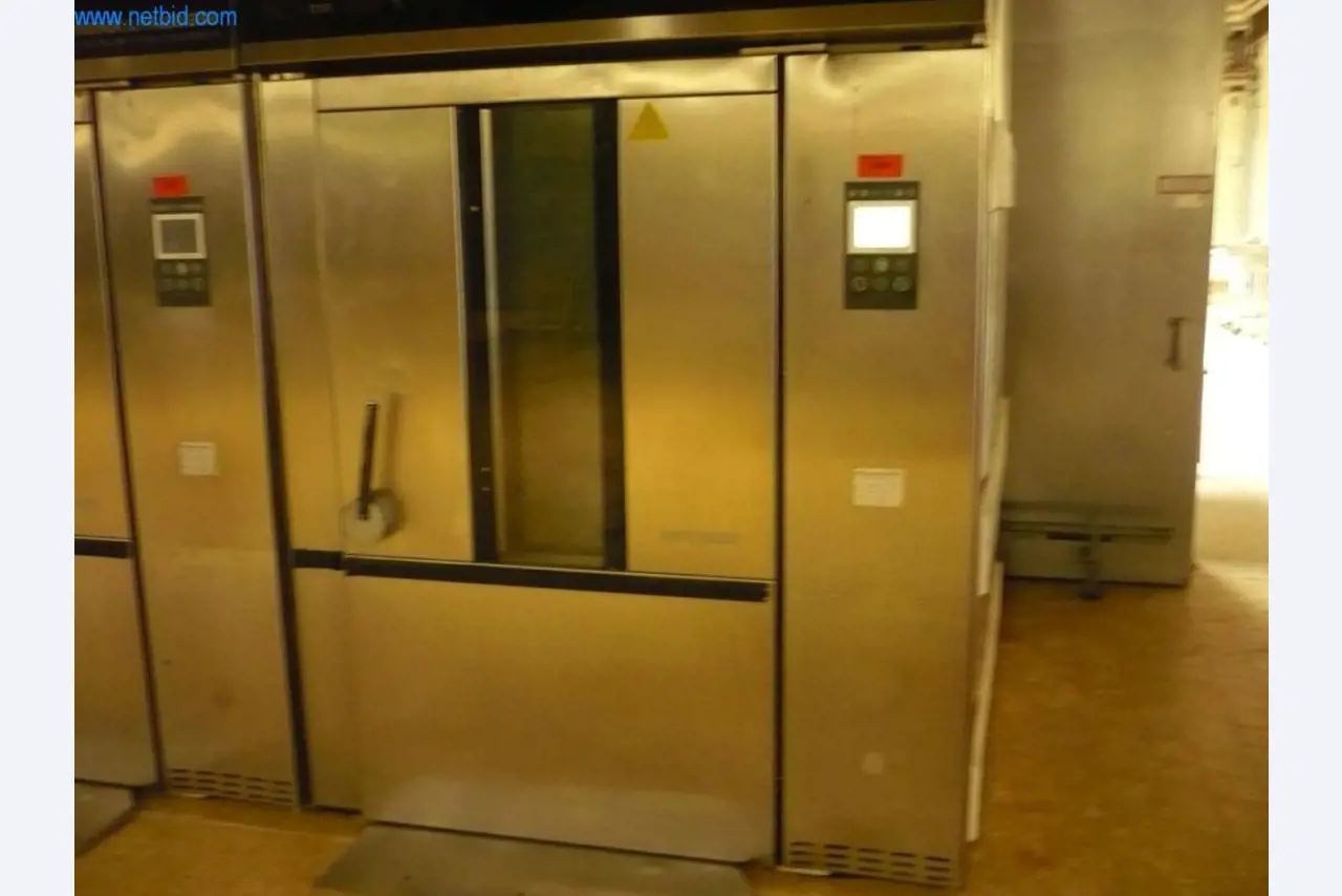 Máquinas de padaria numa grande padaria-1