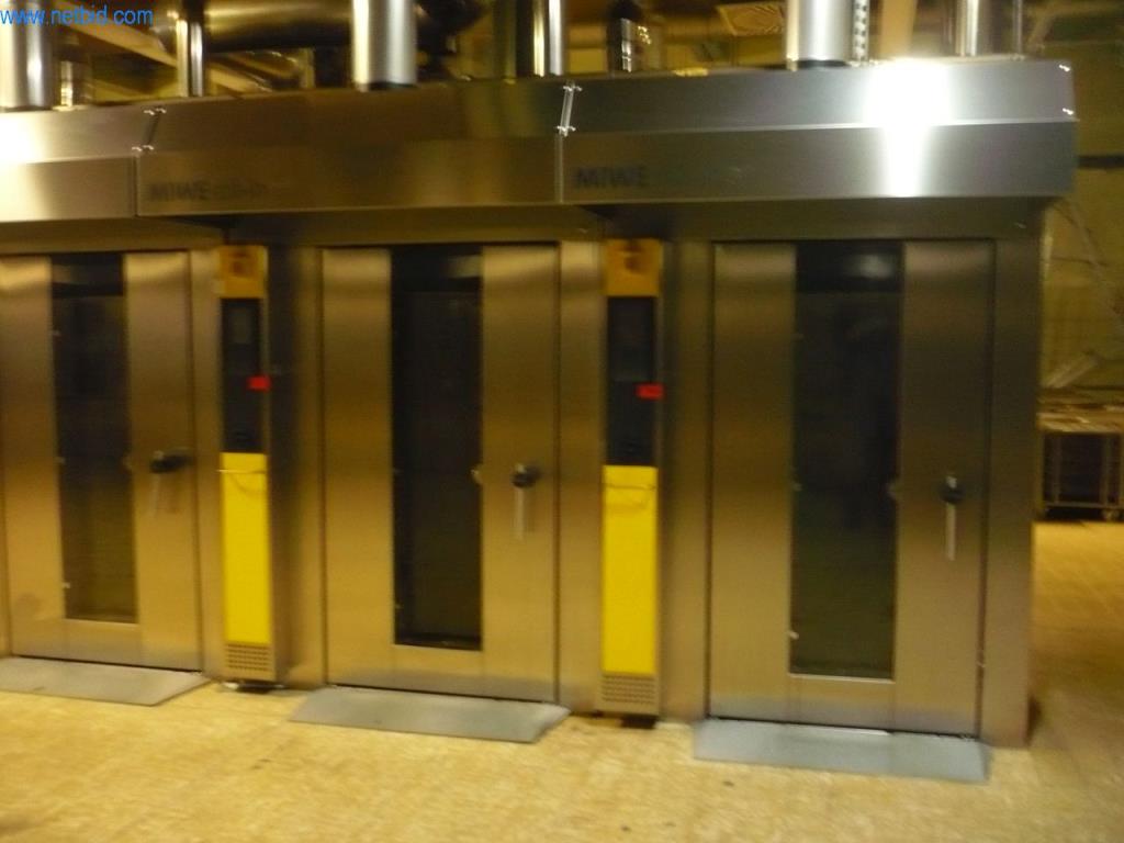 Pekařské stroje ve velké pekárně-1