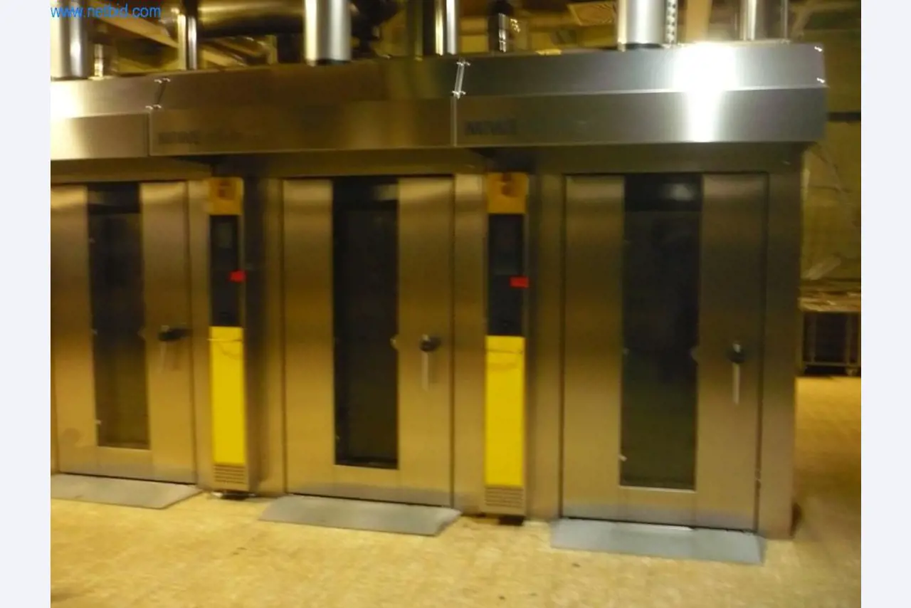 Máquinas de padaria numa grande padaria-1