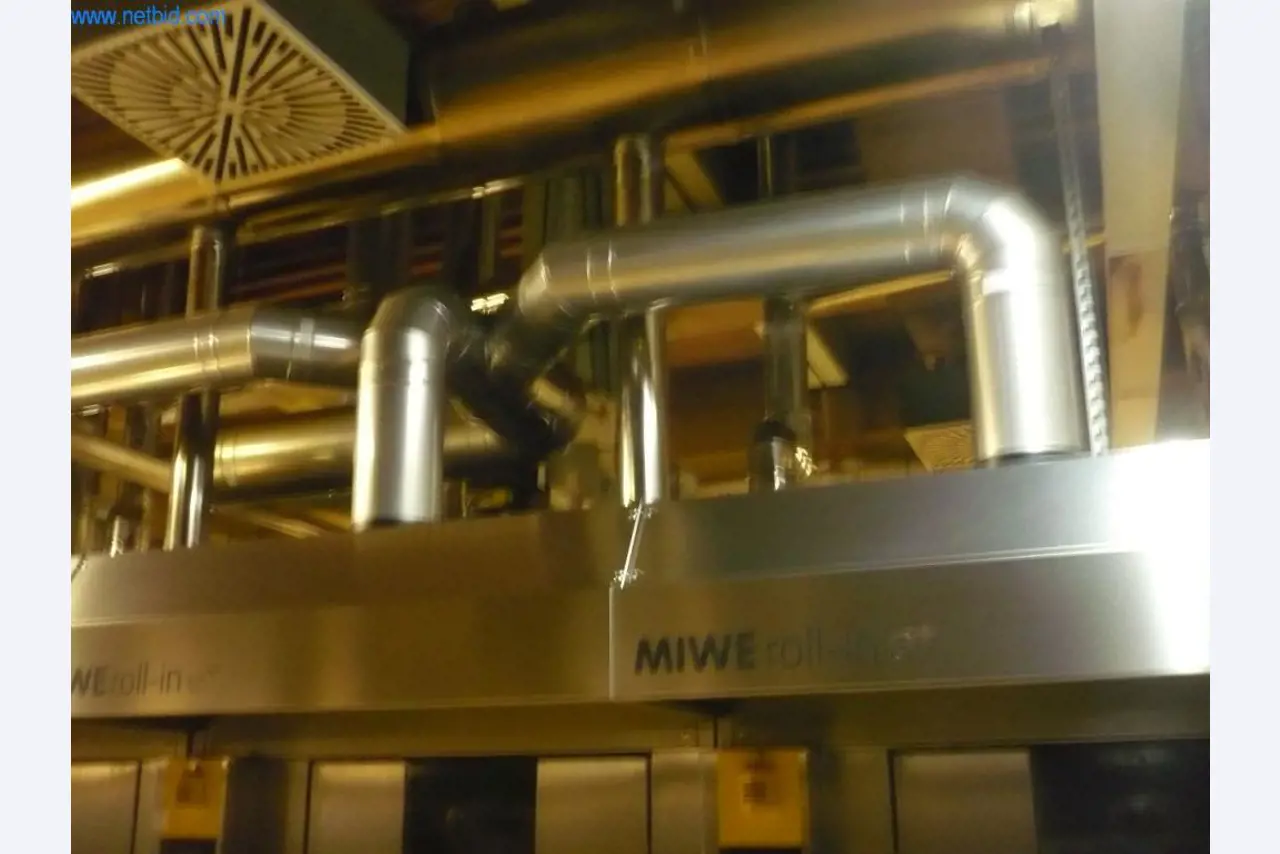 Máquinas de padaria numa grande padaria-2