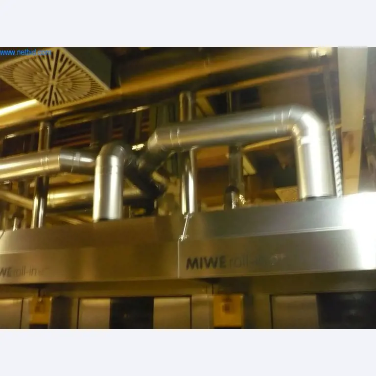 Máquinas de padaria numa grande padaria-2