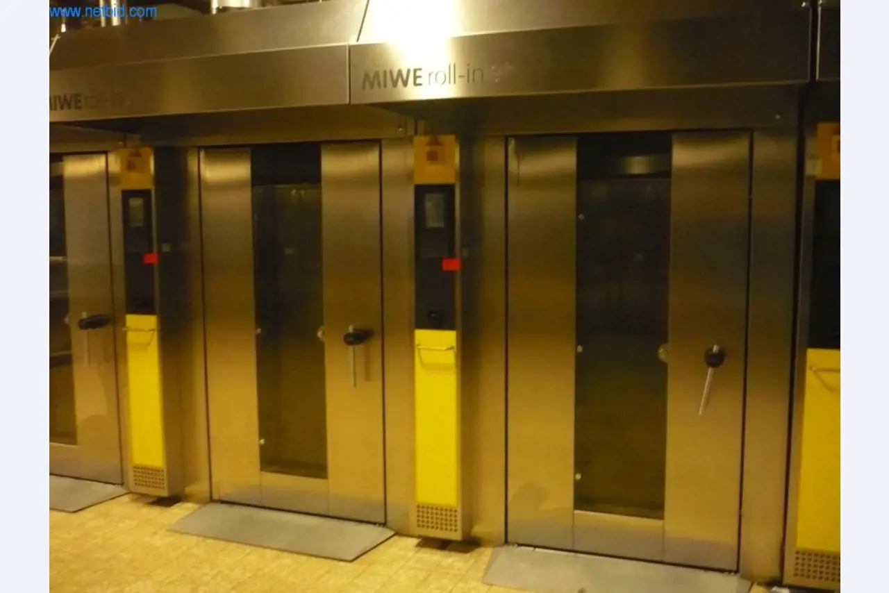 Máquinas de padaria numa grande padaria-1