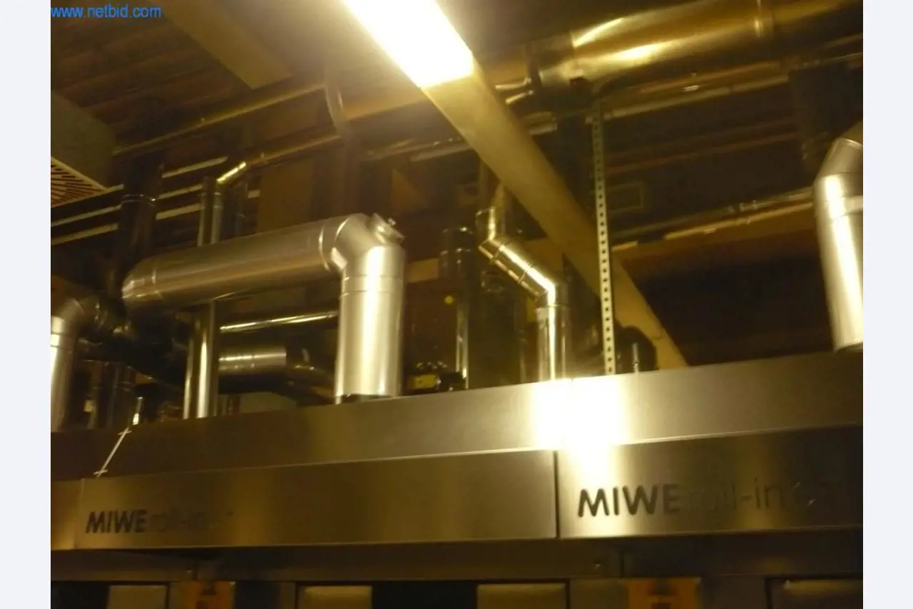 Máquinas de padaria numa grande padaria-2