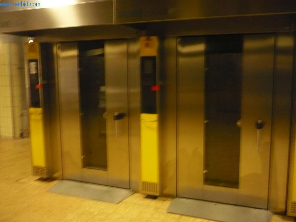 Pekařské stroje ve velké pekárně-1