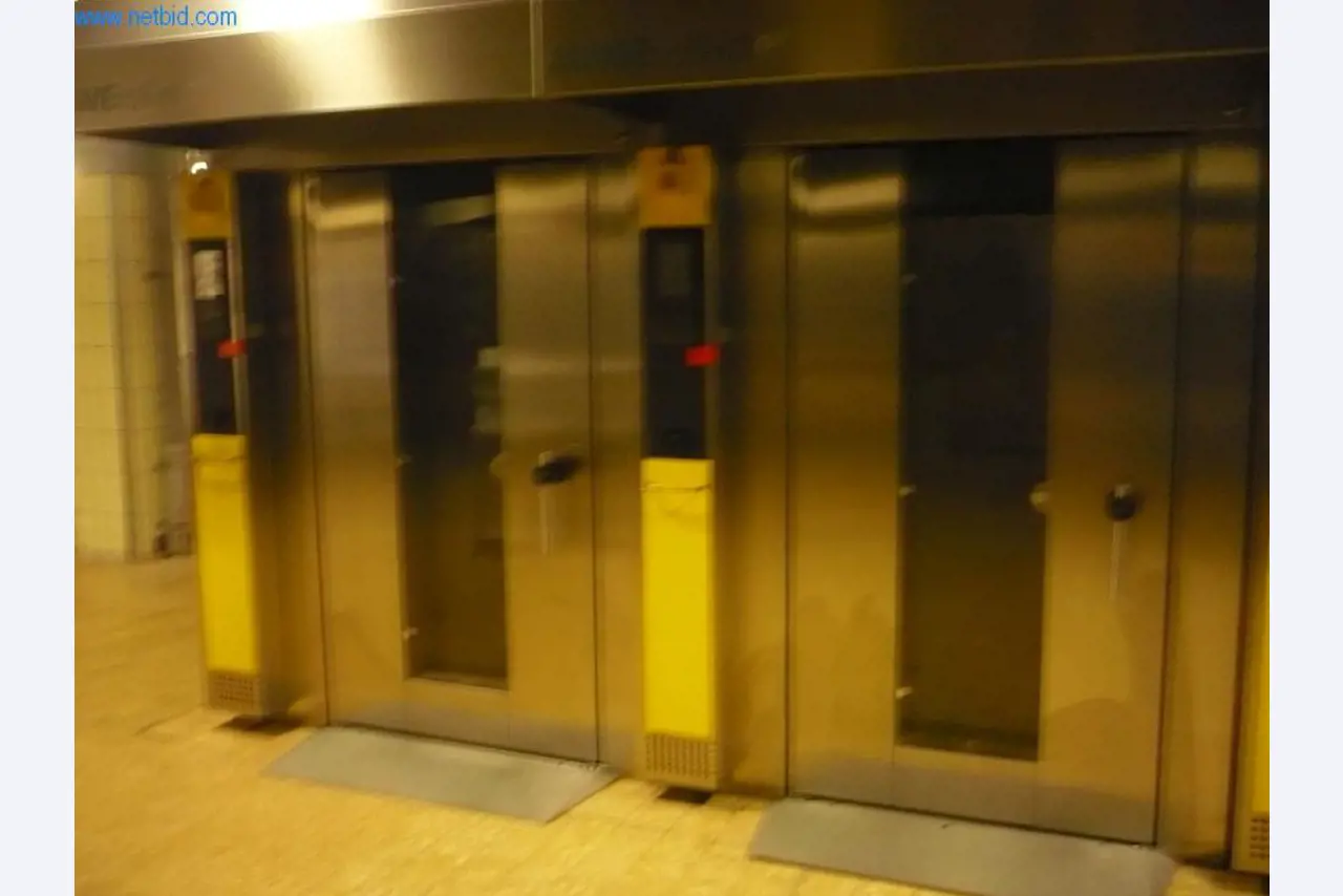 Máquinas de padaria numa grande padaria-1