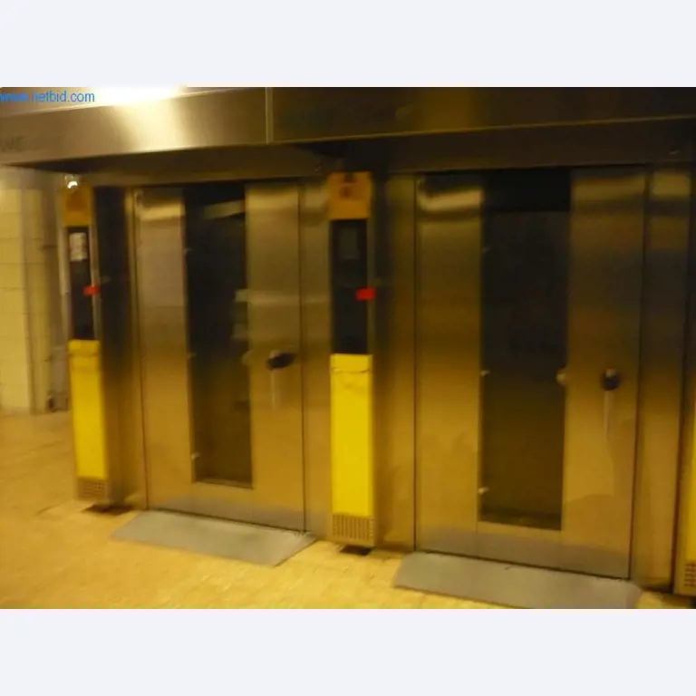 Máquinas de padaria numa grande padaria-1