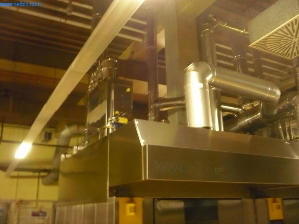 Pekařské stroje ve velké pekárně-2