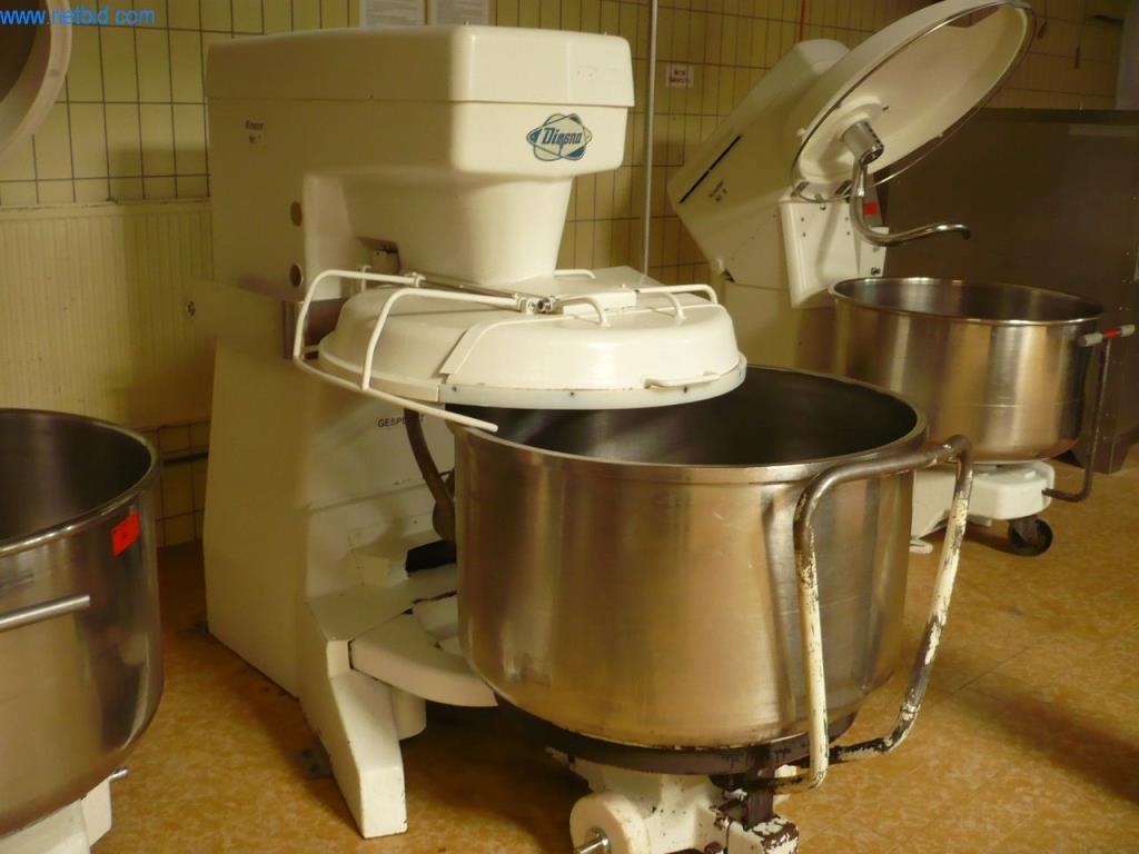 Pekařské stroje ve velké pekárně-1