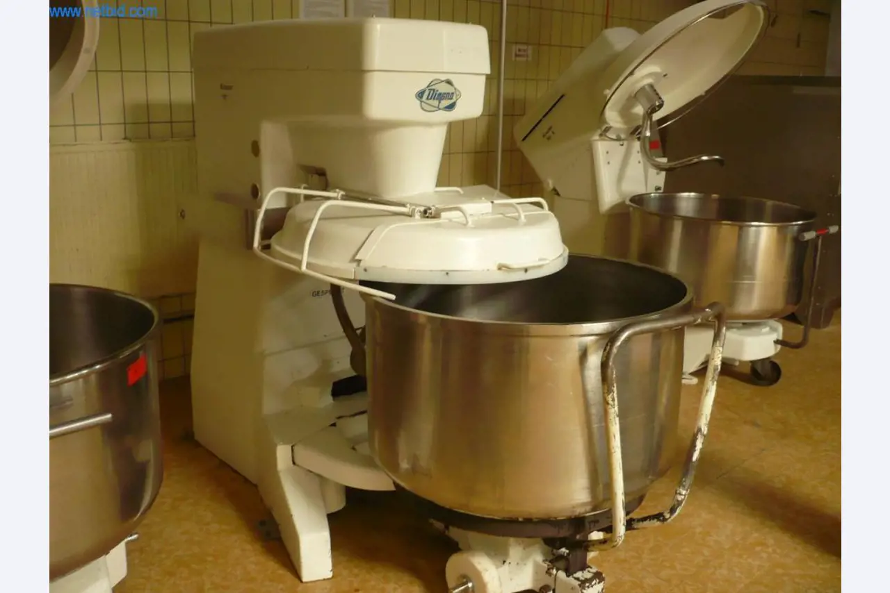 Máquinas de padaria numa grande padaria-1