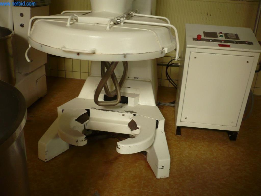 Pekařské stroje ve velké pekárně-2