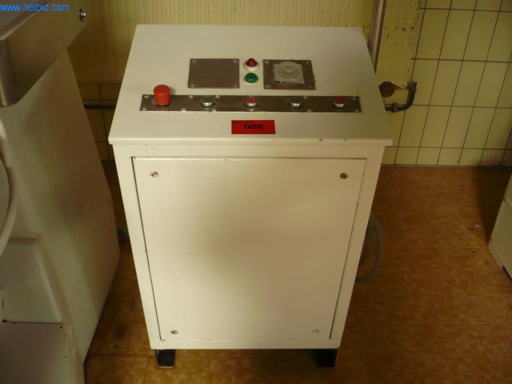 Pekařské stroje ve velké pekárně-3