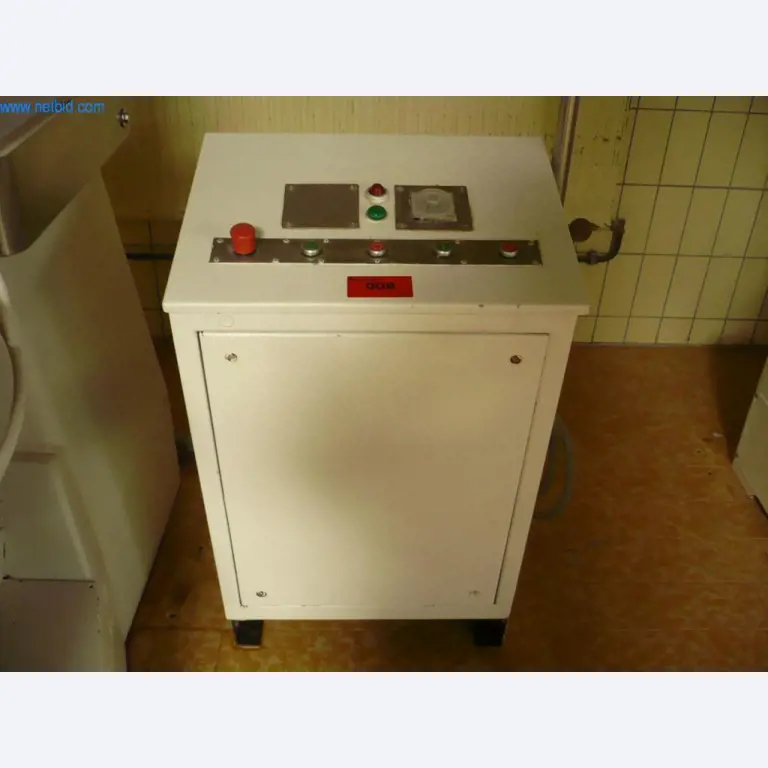 Máquinas de padaria numa grande padaria-3