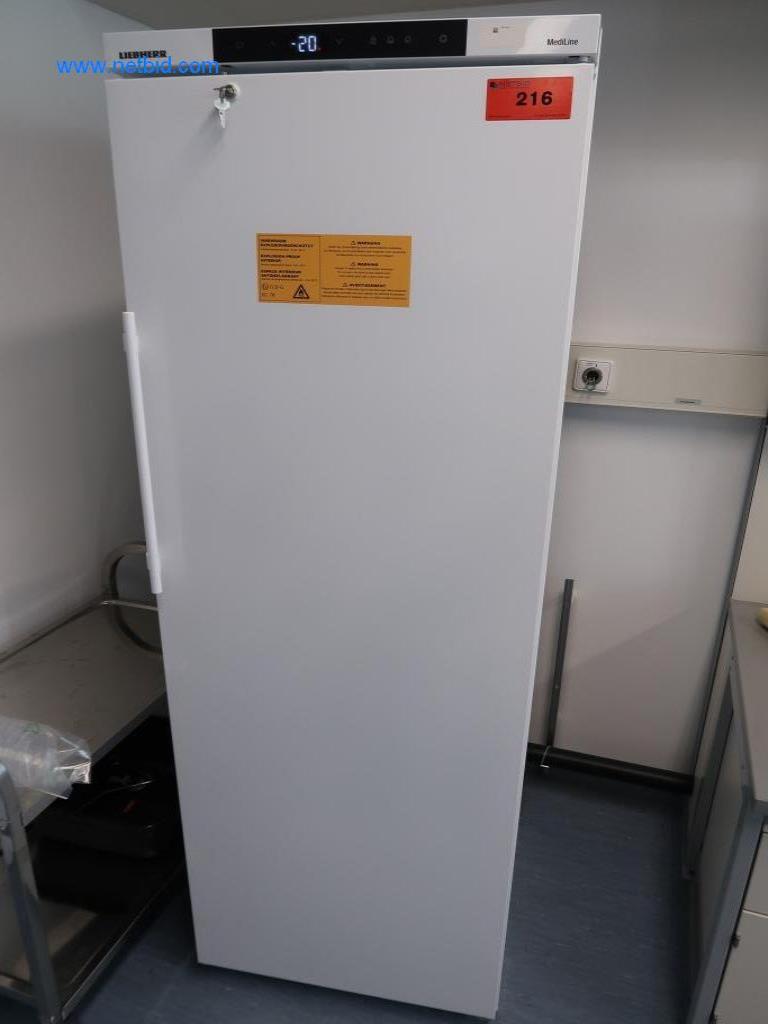 Mobiliario de oficina y laboratorio, material de laboratorio y equipo de laboratorio-1