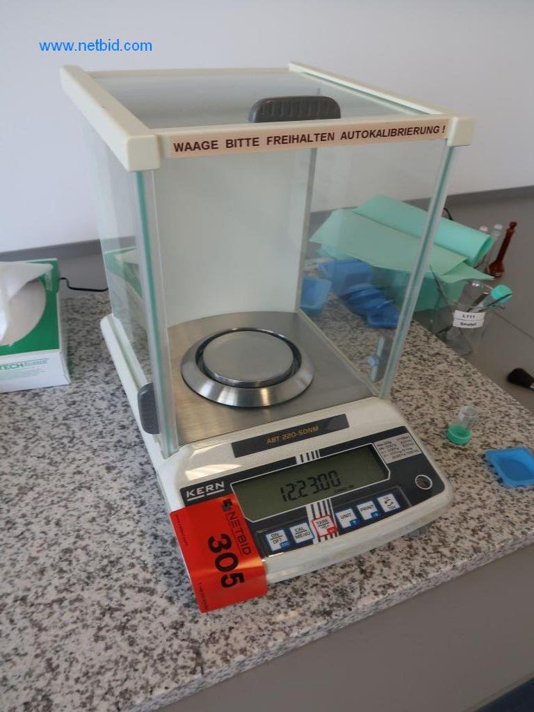 Büro- und Labormöbel, Laborgeräte und Laborausstattung-1