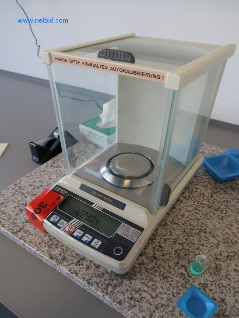 Büro- und Labormöbel, Laborgeräte und Laborausstattung-2