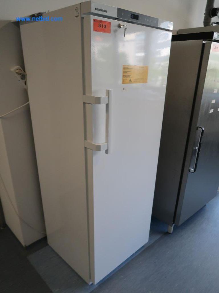 Mobiliario de oficina y laboratorio, material de laboratorio y equipo de laboratorio-1