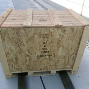 Serija lesenih palet za steklo, približno 3.100 kosov.