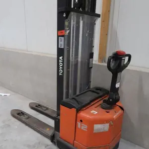 Electric pallet truck (12) Toyota 7SM12