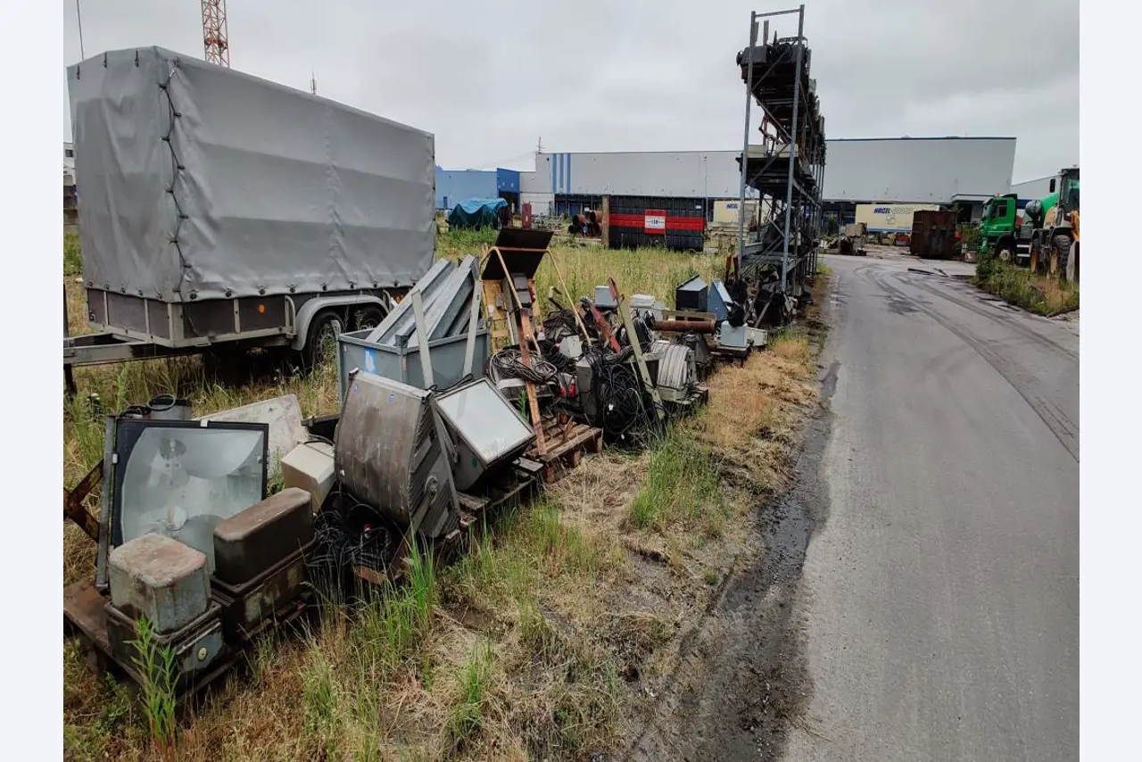Mechanical/ operational equipment of a building yard-4