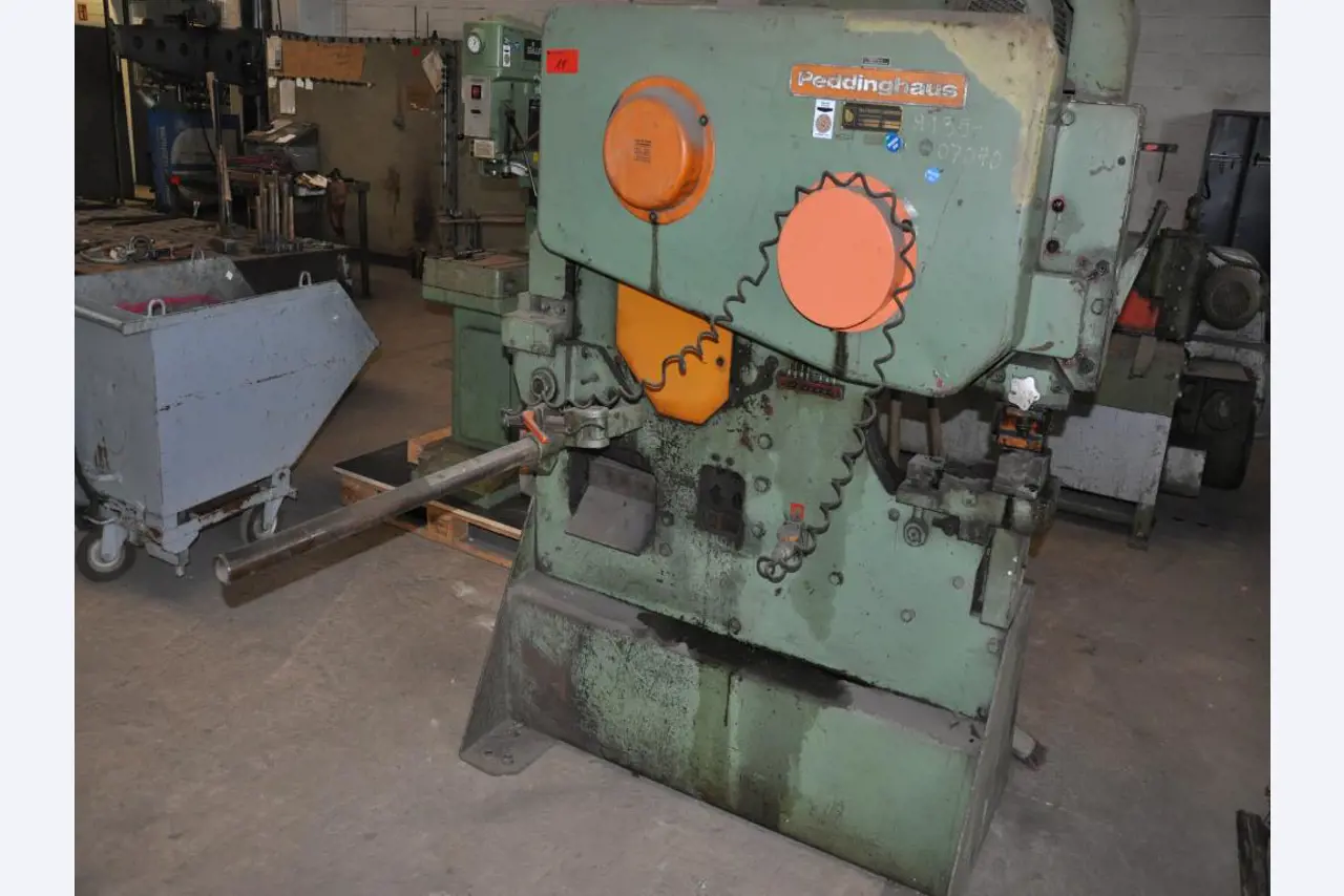 Equipamiento mecánico/operativo de un patio de obras-1