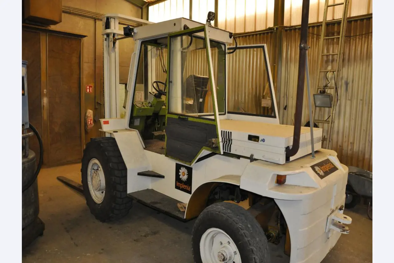 Equipamento mecânico/operacional de um estaleiro-2