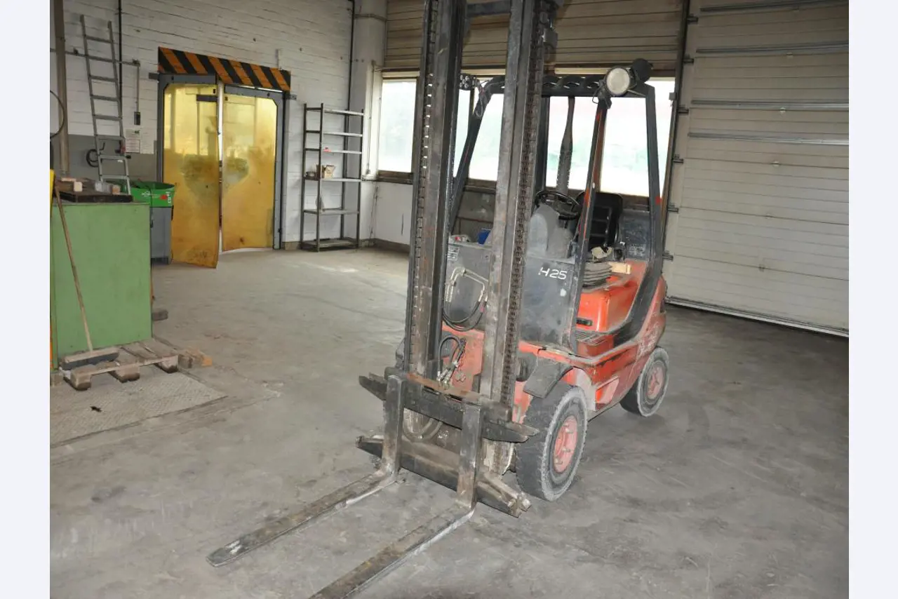 Equipamento mecânico/operacional de um estaleiro-2