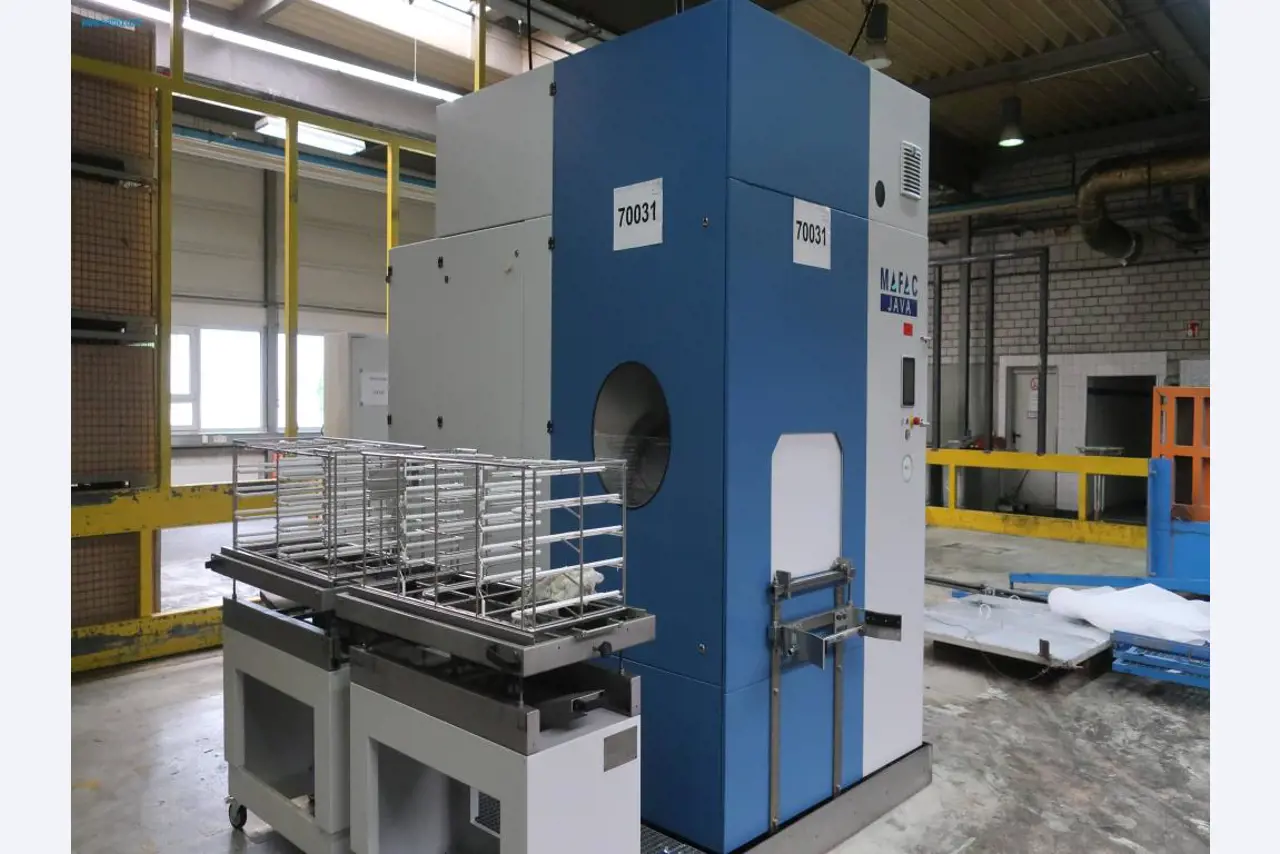 Máquinas para processamento mecânico, ensaio, limpeza e manuseamento de peças de alumínio fundido sob pressão-1