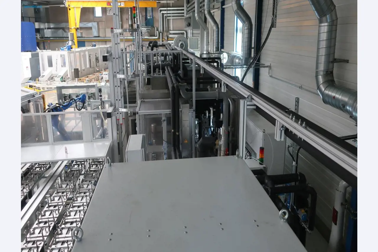 Máquinas para processamento mecânico, ensaio, limpeza e manuseamento de peças de alumínio fundido sob pressão-3
