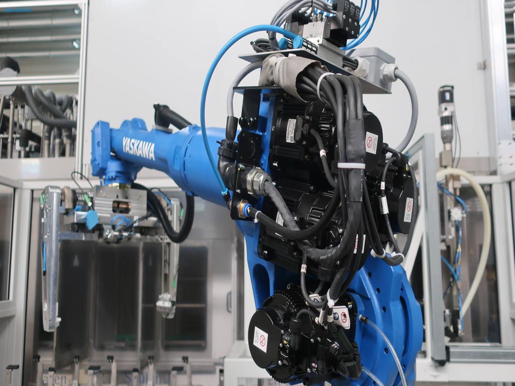 Máquinas para processamento mecânico, ensaio, limpeza e manuseamento de peças de alumínio fundido sob pressão-1