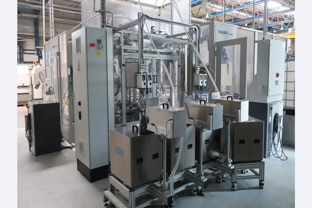 Máquinas para processamento mecânico, ensaio, limpeza e manuseamento de peças de alumínio fundido sob pressão-1