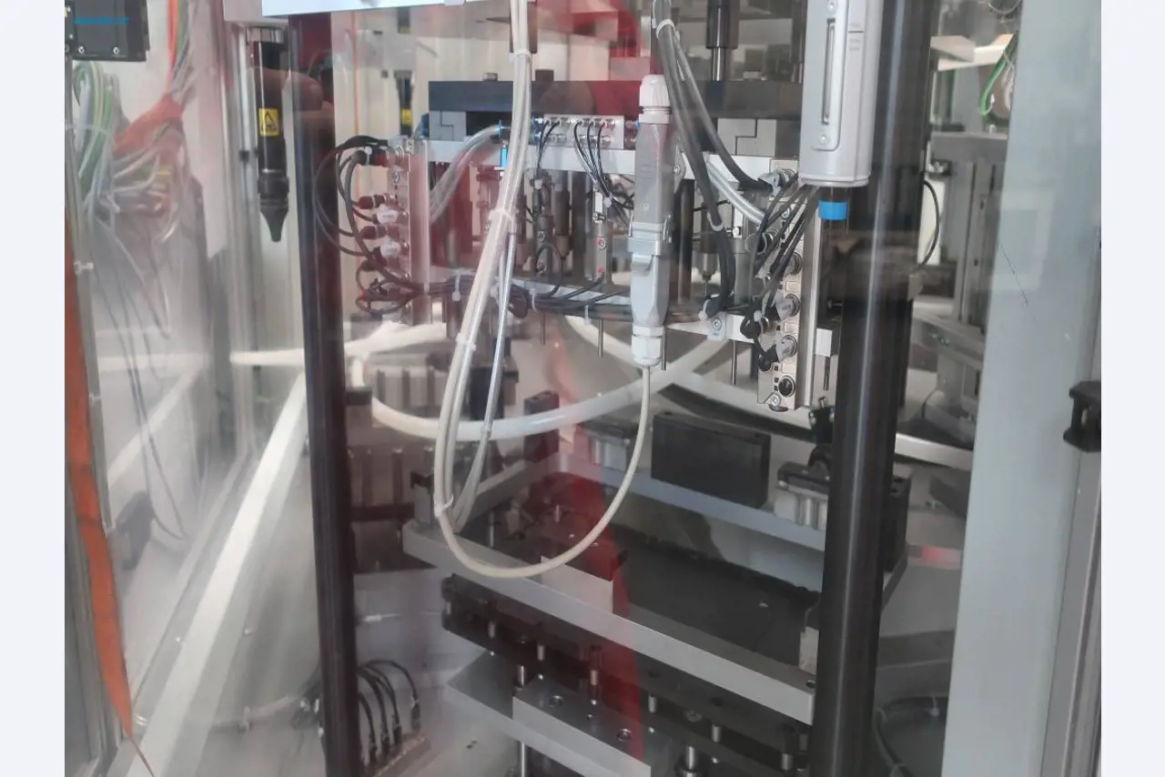 Máquinas para processamento mecânico, ensaio, limpeza e manuseamento de peças de alumínio fundido sob pressão-8